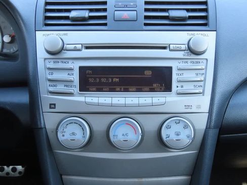 Used 2010 Toyota Camry LE image 18