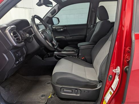 Used 2022 Toyota Tacoma TRD Off-Road AWD/4WD image 28