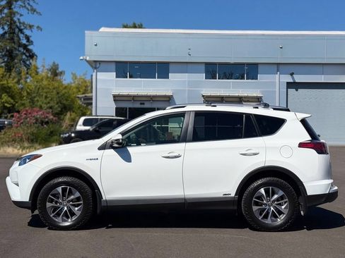 Used 2018 Toyota RAV4 XLE AWD/4WD image 2