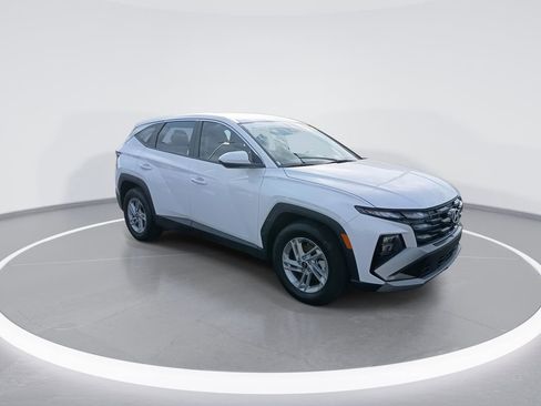 Used 2025 Hyundai Tucson SE image 2