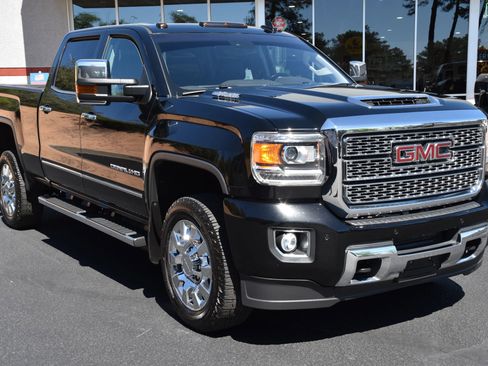 Used 2019 GMC Sierra 2500 Denali AWD/4WD image 2