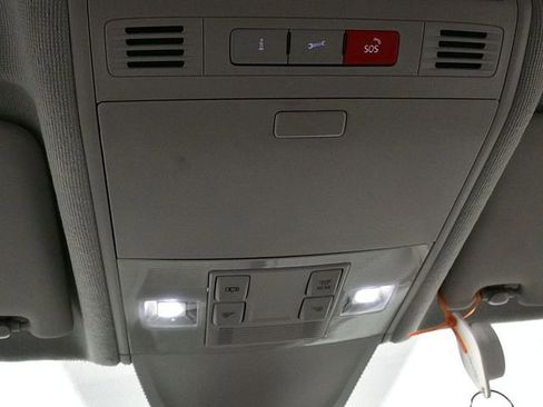 Used 2022 Volkswagen Tiguan SE image 13