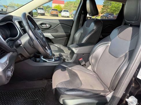 Used 2018 Jeep Cherokee Latitude Plus w/ Cold Weather Group AWD/4WD image 15