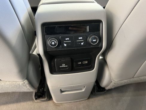 Used 2020 GMC Acadia SLT w/ Premium Package image 32