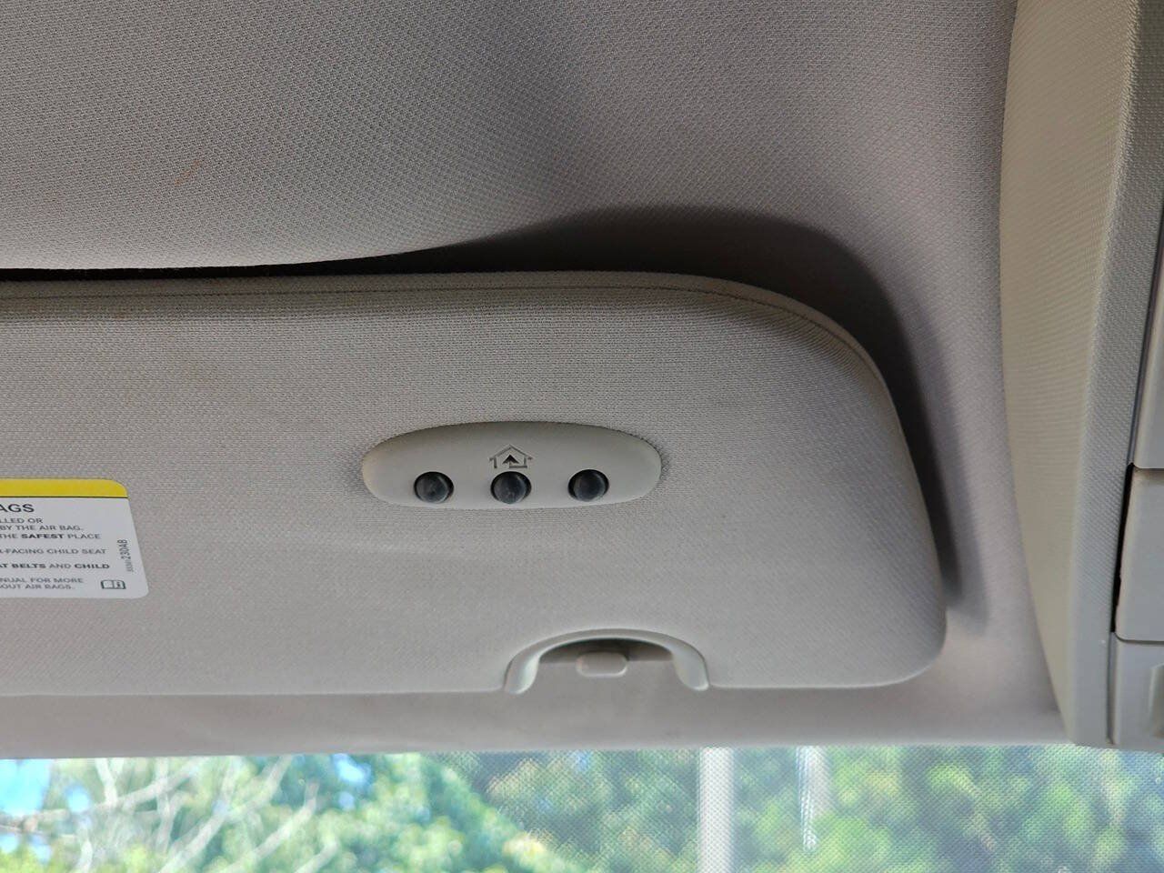 Used 2015 Chrysler Town & Country Touring-L w/ Driver Convenience Group FWD image 26