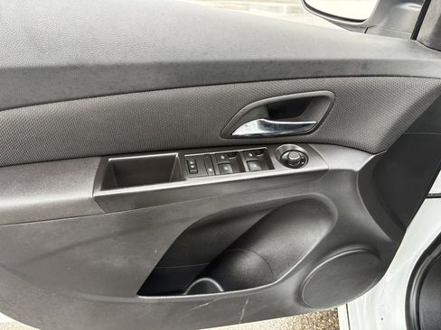 Used 2016 Chevrolet Cruze LT image 36