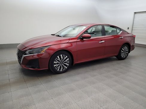 Used 2023 Nissan Altima 2.5 SV FWD image 2