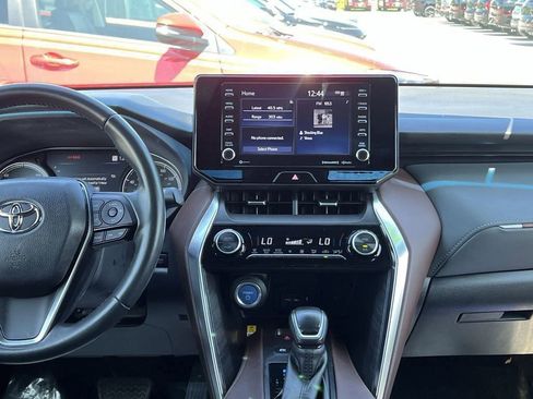 Used 2021 Toyota Venza XLE image 15