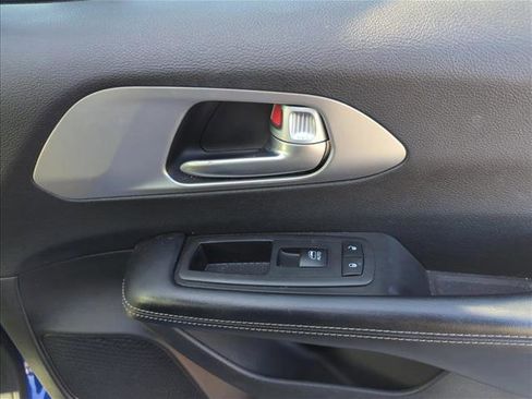 Used 2018 Chrysler Pacifica Touring-L FWD image 27