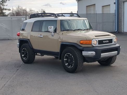 Used 2011 Toyota FJ Cruiser 4WD w/ Convenience Pkg image 3