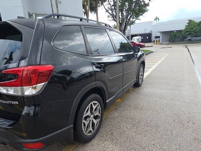 Used 2022 Subaru Forester Premium w/ Popular Package #2 AWD/4WD image 3