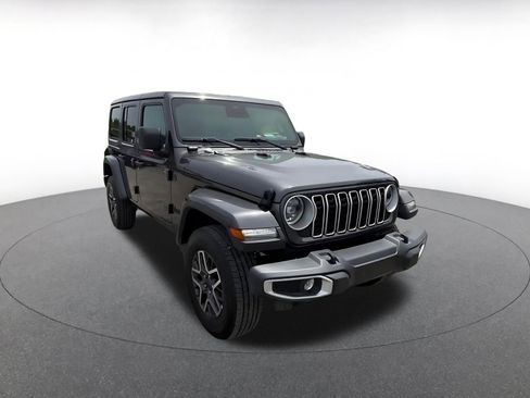 Used 2025 Jeep Wrangler Unlimited Sahara AWD/4WD image 3