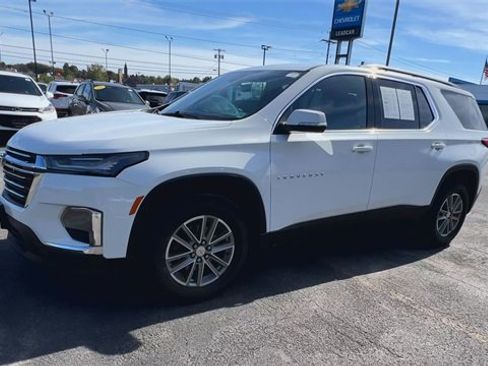 Used 2023 Chevrolet Traverse LT w/ Rear Camera Mirror Package image 4