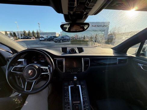 Used 2018 Porsche Macan image 12
