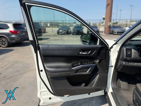 Used 2022 Nissan Pathfinder SL w/ SL Black Package AWD/4WD image 11