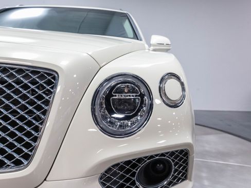 Used 2017 Bentley Bentayga AWD/4WD image 64