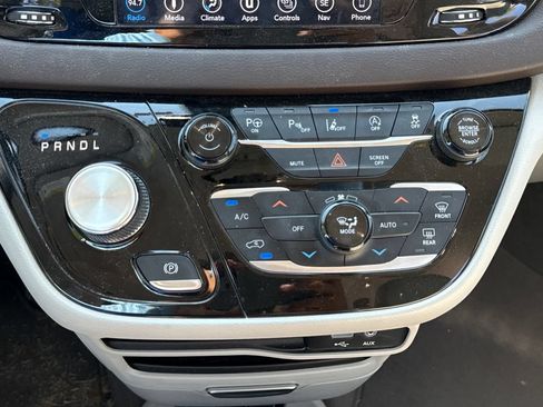 Used 2019 Chrysler Pacifica Touring-L w/ Advanced Safetytec Group FWD image 24