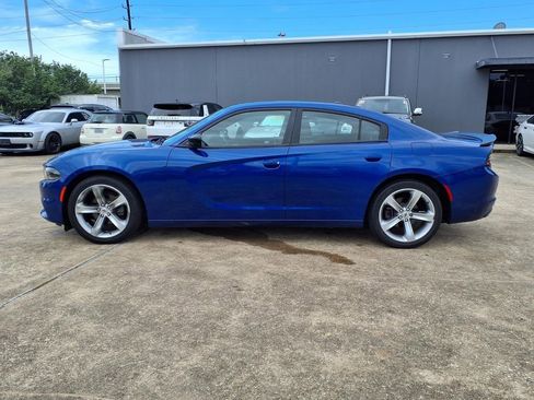 Used 2018 Dodge Charger SXT w/ Blacktop Package RWD image 5