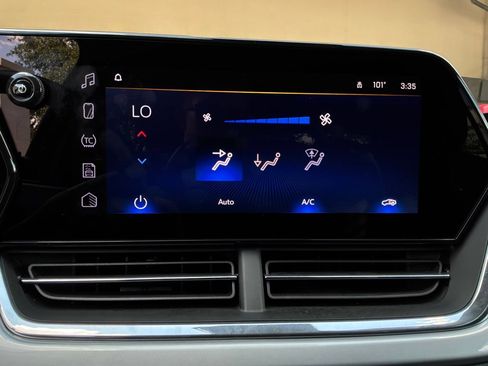 Used 2025 Chevrolet Trax LT w/ LT Convenience Package FWD image 29