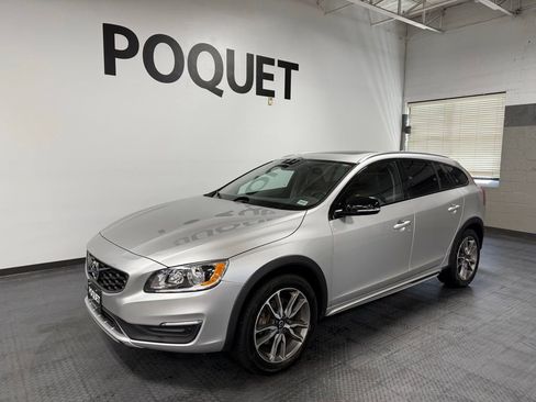 Used 2018 Volvo V60 T5 Cross Country w/ Convenience Package AWD/4WD image 2