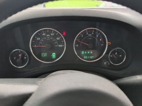Used 2018 Jeep Wrangler Unlimited Sahara w/ Connectivity Group AWD/4WD image 11
