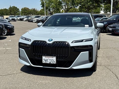 Used 2025 BMW i7 xDrive60 AWD/4WD image 3