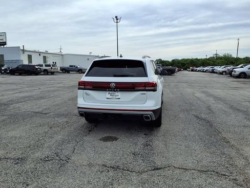 Used 2025 Volkswagen Atlas Peak Edition SE AWD/4WD image 24