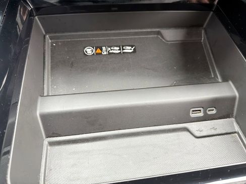 Used 2025 Chevrolet Suburban LT image 29