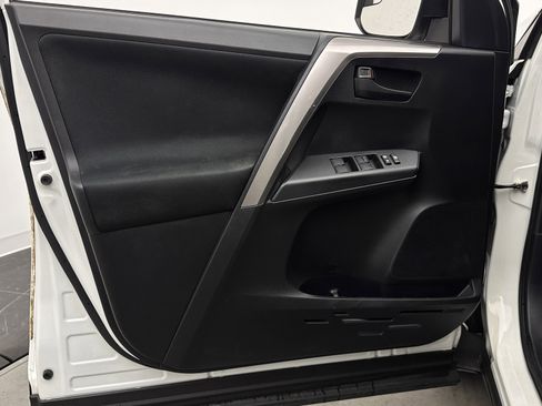 Used 2018 Toyota RAV4 LE image 10