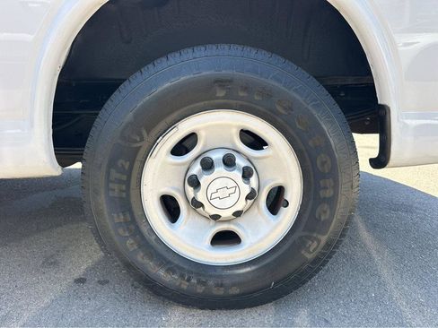 Used 2018 Chevrolet Express 2500 w/ Driver Convenience Package RWD image 12