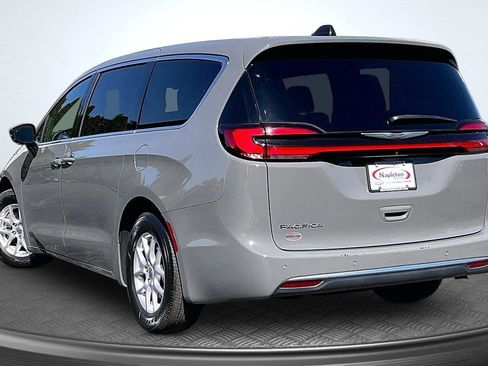 Used 2025 Chrysler Pacifica Select FWD image 13