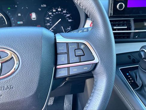 Used 2025 Toyota Sienna XLE FWD image 23