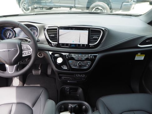 New 2025 Chrysler Pacifica Select w/ Uconnect Theater Family Group image 22