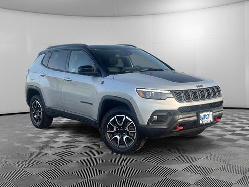 Used 2025 Jeep Compass Trailhawk w/ Trailhawk Elite Group AWD/4WD image 5