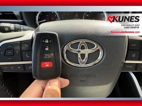 Used 2023 Toyota Highlander L image 37