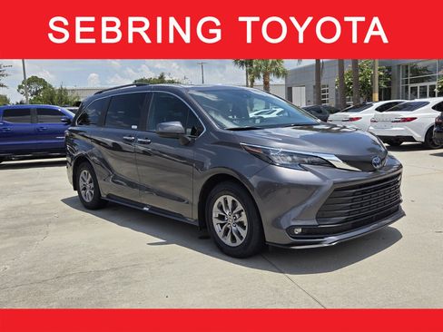 Used 2025 Toyota Sienna XLE FWD image 1
