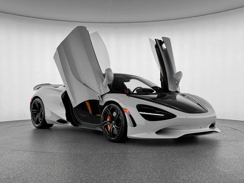 Used 2026 McLaren 750S Spider RWD image 8