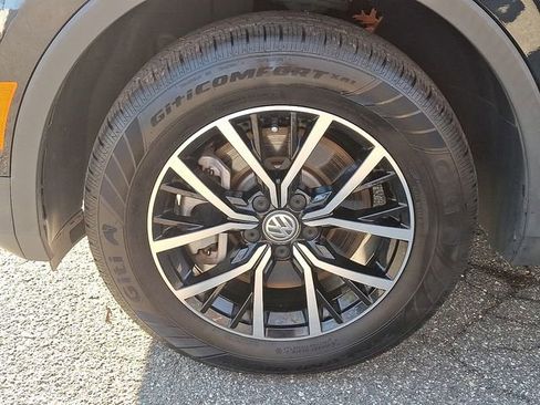 Used 2021 Volkswagen Tiguan SE image 27
