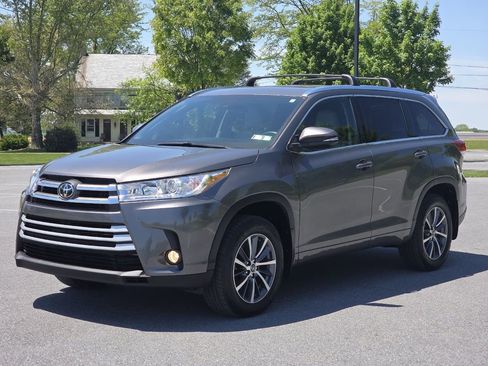 Used 2017 Toyota Highlander XLE AWD/4WD image 4