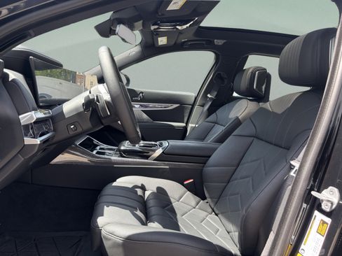 Used 2025 BMW i7 eDrive50 w/ M Sport Package RWD image 18