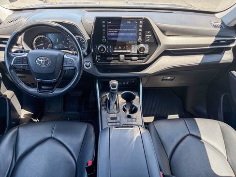 Used 2021 Toyota Highlander XLE AWD/4WD image 11