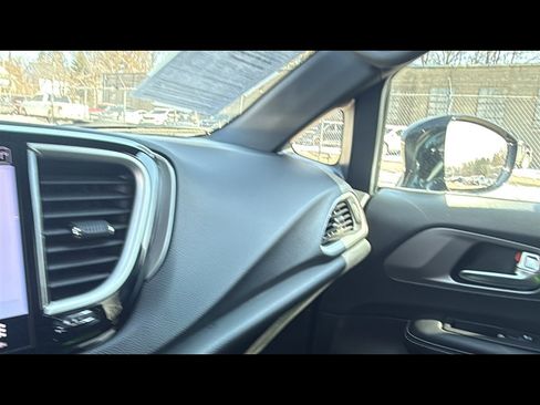 Used 2025 Chrysler Pacifica Select image 16