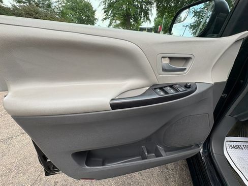Used 2015 Toyota Sienna LE FWD image 38