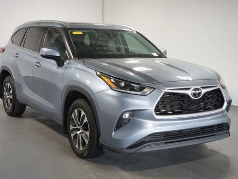 Used 2021 Toyota Highlander XLE image 3
