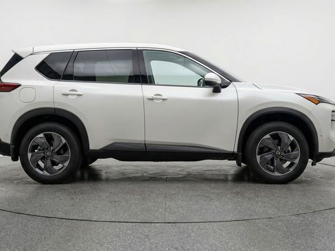 Used 2025 Nissan Rogue SV image 11