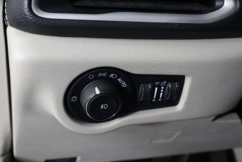 Used 2024 Chrysler Pacifica Limited FWD image 24