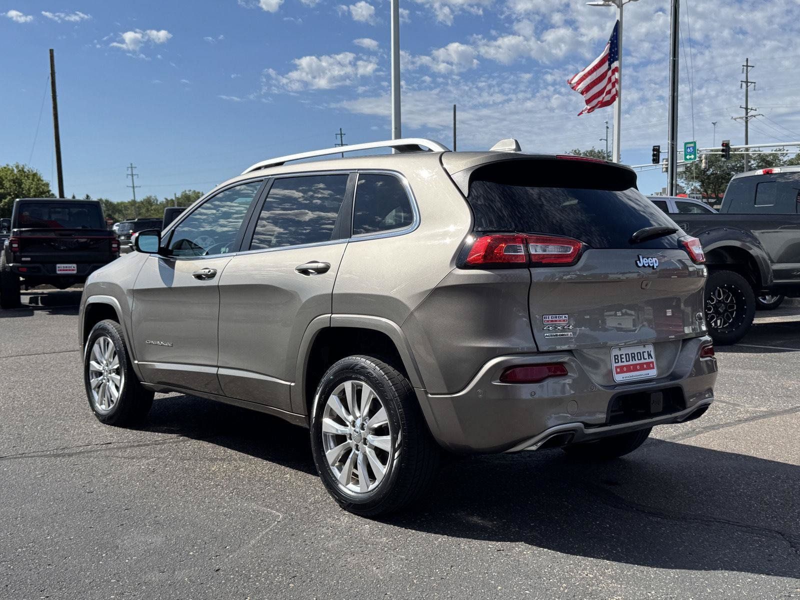 Used 2017 Jeep Cherokee Overland w/ Technology Group AWD/4WD image 5