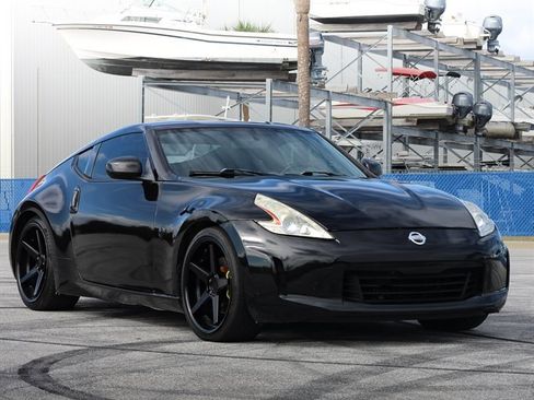 Used 2017 Nissan 370Z w/ Sport Package image 27