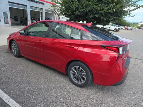 Used 2022 Toyota Prius XLE w/ Advanced Technology Package FWD image 4