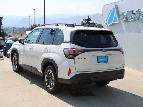 Used 2025 Subaru Forester Premium image 7